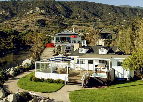 Image of Caption: Ashton Kutcher and Mila Kunis bought $10 million beach house in 2017